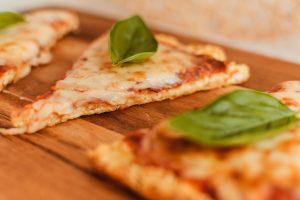 Pizza, egészségesre hangolva – túrós-zabos pizzatészta recept az Impulzív Magazin oldalán