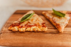 Pizza, egészségesre hangolva – túrós-zabos pizzatészta recept az Impulzív Magazin oldalán