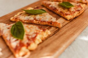 Pizza, egészségesre hangolva – túrós-zabos pizzatészta recept az Impulzív Magazin oldalán