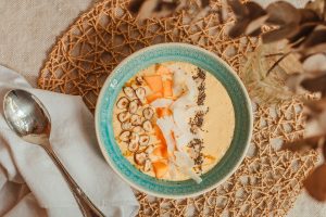 homoktövises smoothie-tál - egy tál homoktövises magvas tál