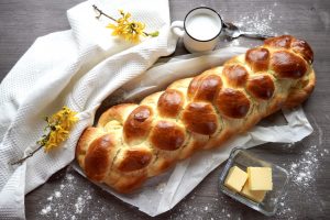 fonott kalács: frissen sült kalács kép