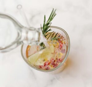 tavaszi fáradtság - egy pohár limonádé gyümölccsel