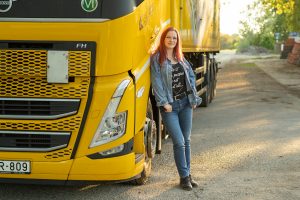 női sofőr vezető kamion Impulzív Magazin