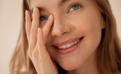 ragyogó bőr, mosolygó nő