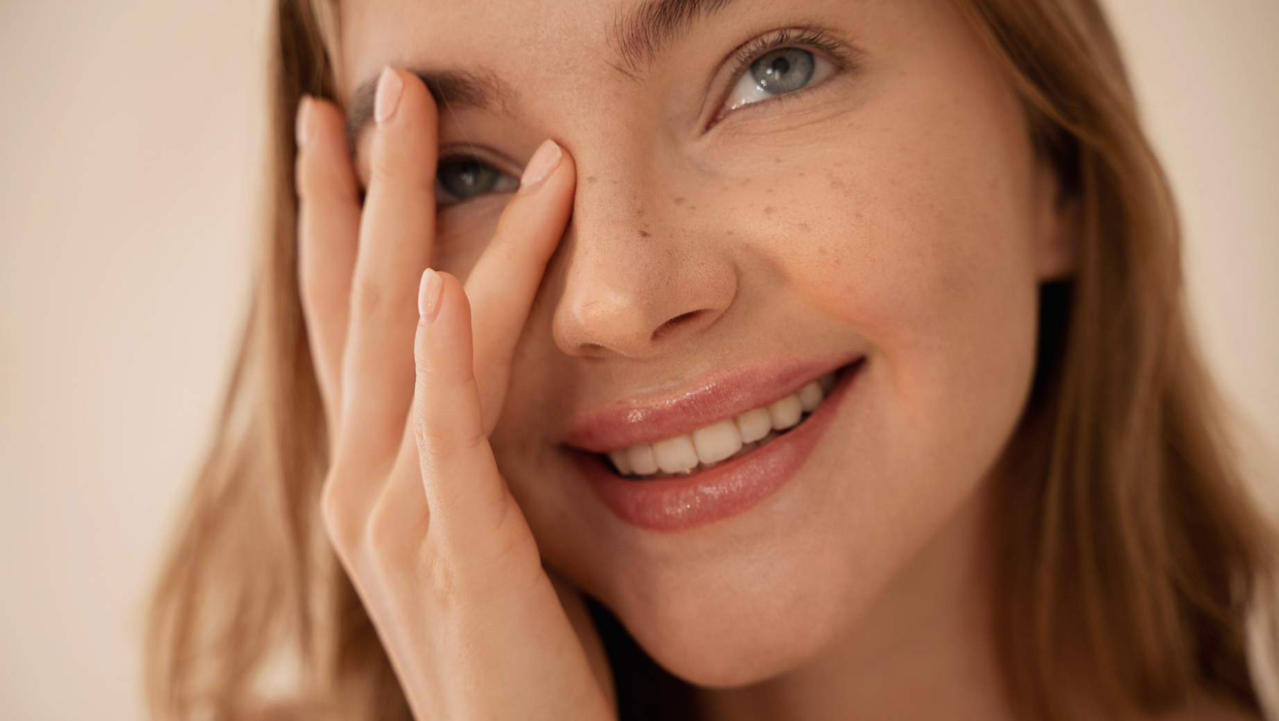 ragyogó bőr, mosolygó nő