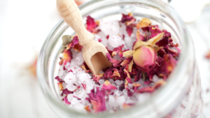 ragyogó bőr: só üvegben virágszirmokkal