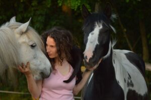 Gyerekek fejlődése: Őri Viola két lóval kapcsolódik