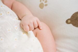 szülés - kisbaba virágos takaróban