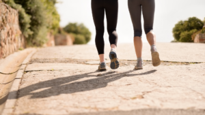 tavaszi újrakezdés mozgással: két nő fut a szabadban