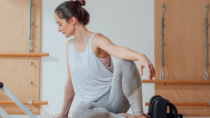 tavaszi újrakezdés mozgással: egy nő tornázik