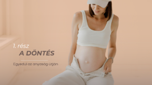 Egyedülálló anyaság: egy kismama ül a képen