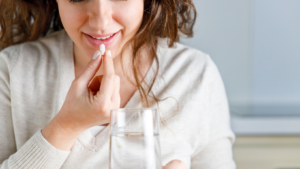 Hajhullás okai: vitamint szed be egy nő