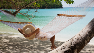 Mindfulness: egy nő fekszik a hintágyon