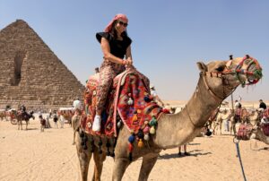 Egyiptom: fiatal nő teveháton