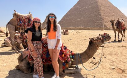 Egyiptom: két fiatal nő egy tevével