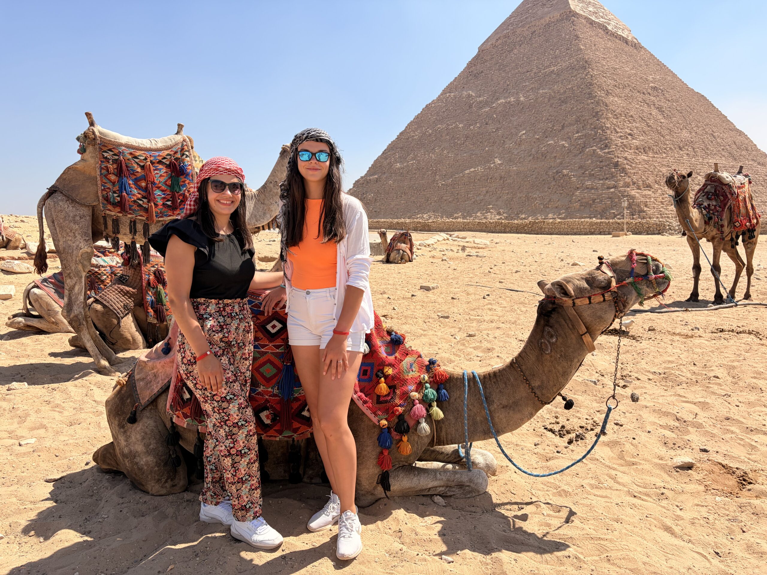 Egyiptom: két fiatal nő egy tevével